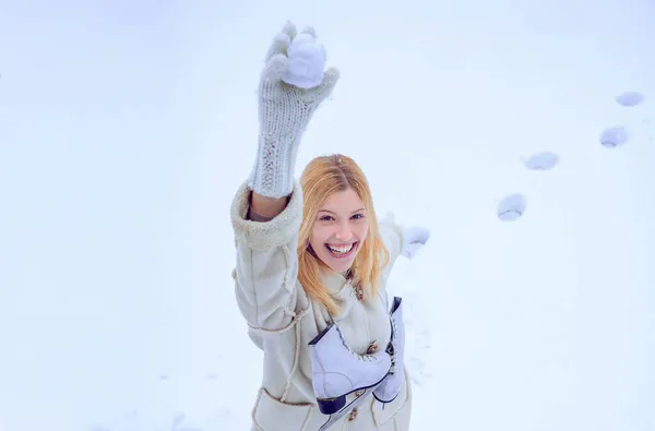 Liebe Winter. Frau genießt den Winter in der Natur. Weihnachten. Glückliche junge Frau geht im Winter spazieren. — Stockfoto