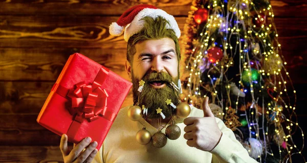 Las fiestas navideñas y el invierno nuevo año. Retrato de un Papá Noel. Divertido Papá Noel feliz vestido con ropa de invierno pensar en la Navidad. Santa barbuda. — Foto de Stock