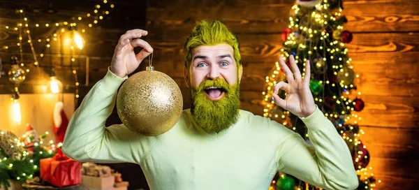 Noel Baba beyaz sakallı adam Noel ağacının arkasında poz veriyor.. — Stok fotoğraf