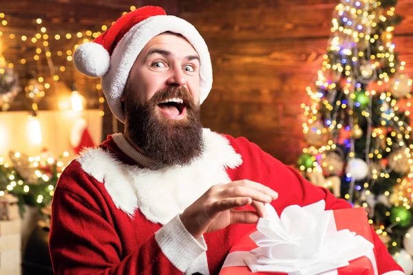 Ontwerp cadeau handgemaakte. Gek, grappige hipster Santa. Levering geschenken. Geschenk emoties. — Stockfoto
