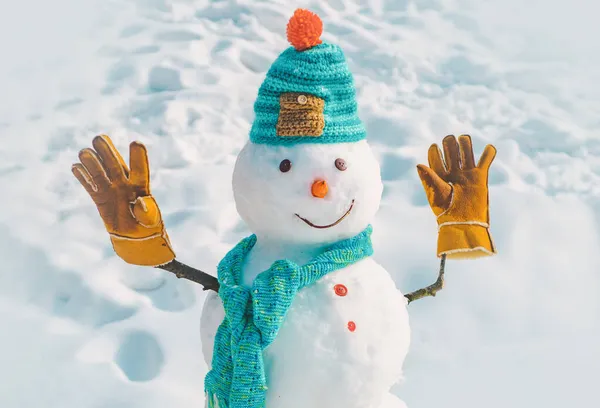 冬天,雪人戴着帽子和围巾,站在室外.可爱的小雪人被雪地隔开了. — 图库照片