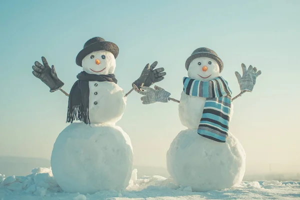Bonhomme de neige avec chapeau et écharpe en hiver en plein air. Bonne carte de vacances d'hiver. — Photo