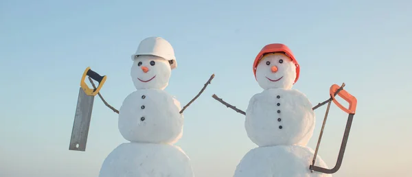 겨울에 헬멧을 쓴 스노우 맨 건축가. 크리스마스 눈 사람, 건축 및 수리하는 일. — 스톡 사진
