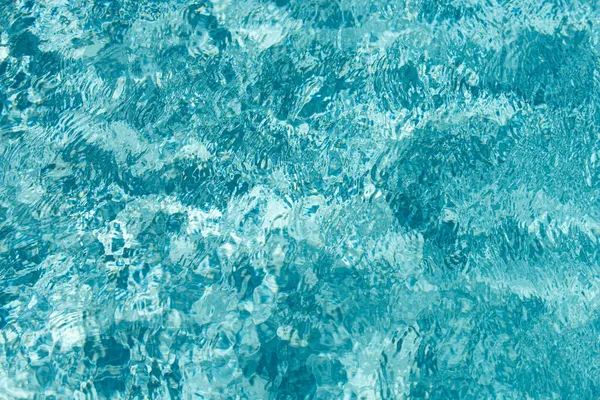 Abstrakte Wellenbewegung und klare türkisfarbene Wasseroberfläche im Schwimmbad, blaue Wasserwelle für Hintergrund und abstraktes Design. — Stockfoto