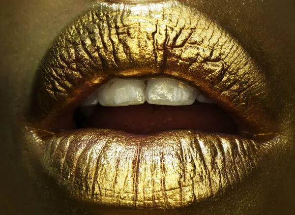 Золотые губы, золотая блеск помады. Золотая помада крупным планом. Губы с металлическим макияжем. Сексуальные губы, металлическая помада.. — стоковое фото