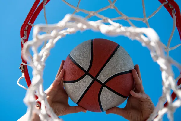 Korgboll, basketmästerskap. Basket som sport- och fitnesssymbol för lagets fritidsaktiviteter. Händer och basket. — Stockfoto
