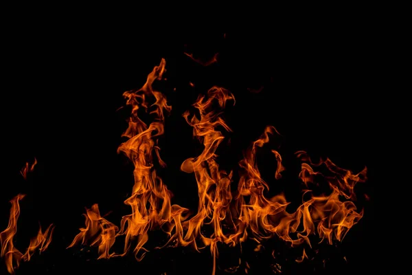 Tűz textúrája fekete háttérrel. Absztrakt tűz láng háttér, nagy égő tűz. — Stock Fotó
