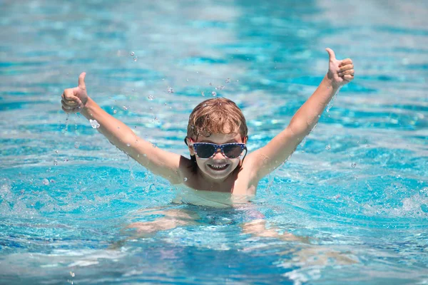 兴奋的孩子在夏天的游泳池里放松.孩子们在热带度假胜地玩耍.家庭海滩假期. — 图库照片
