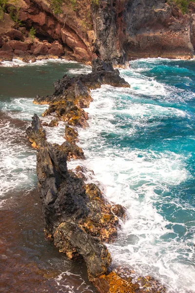 Vlny na skalnaté pláži. Tropický ráj hluboký tyrkysový skalnatý přímořský plášť. — Stock fotografie