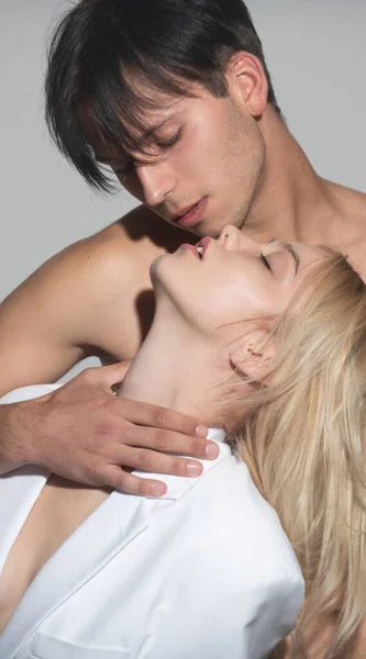 Ritratto romantico di una coppia sensuale innamorata. Appassionato uomo baciare donna sensuale. Abbraccia e bacia. Adoro gli abbracci di coppia. Sensuale bacio, uomo baciato donna. — Foto Stock