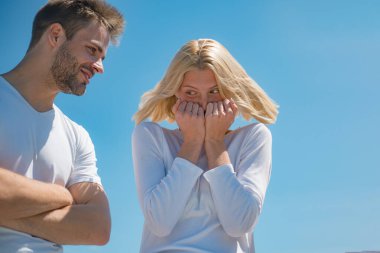 Utangaç genç aşıklar. Komik surat. Aşk ilanı. Flört eden erkek arkadaşı olan utangaç genç bir kadın..