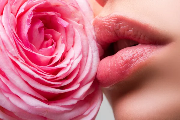 Jong meisje met mooie naakte make-up en mollige lippen. Perfecte natuurlijke lippen sluiten. Mooie vrouw lippen met roos. — Stockfoto