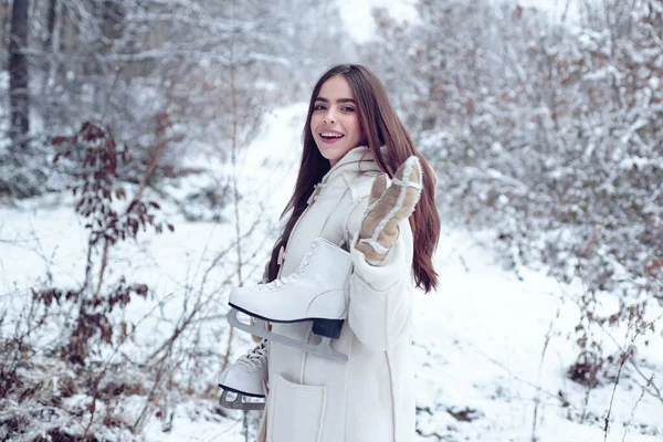 Winterweib. Lachende Mädchen im Freien. Model mit stylischem Pullover und Handschuhen. Porträt einer jungen Frau im Schnee, die versucht, sich zu wärmen. Winterweib. — Stockfoto