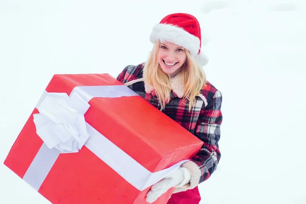 Femme d'hiver avec cadeau. Fille de Noël tenant un grand cadeau. Fille de Noël fou pousse un grand cadeau sur fond d'hiver de neige. Joyeux Noël et Joyeuses Fêtes. — Photo