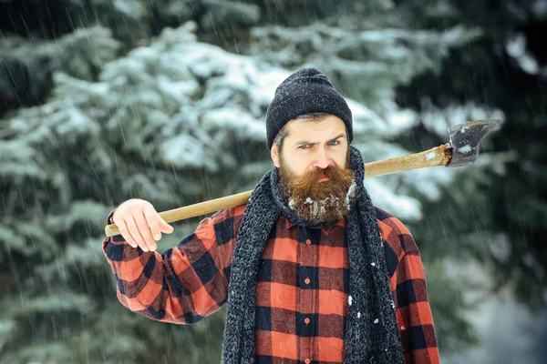 Homme sérieux bûcheron avec hache en plein air en hiver — Photo