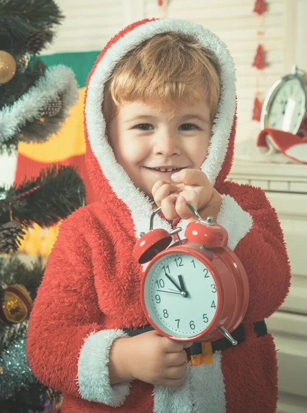 Chico Santa. Niño feliz de Navidad con reloj de regalo — Foto de Stock
