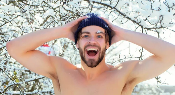 Opgewonden jonge man of sexy gespierde man met kale romp en borst op fit lichaam in de winter park outdoor — Stockfoto