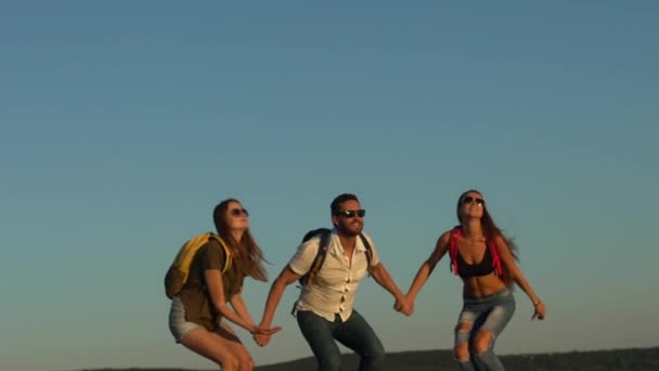 Excited friends jumping. Three friends, two women and man, jump. Summer, adventure travel and teenage lifestyle concept. Group of teenagers jumping. Slow motion. — Stock Video