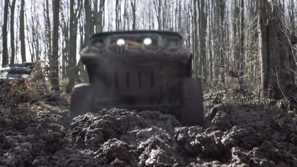 Samochód Offroad na złej drodze. Wyprawa terenowa jeepa do wiosek na górskiej drodze. Plamy błota i wody w off-road wyścigach. Samochód Offroad — Wideo stockowe