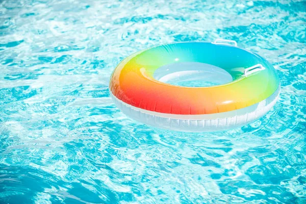 Fondo con textura de agua. Anillo de piscina en azul refrescante piscina azul. — Foto de Stock