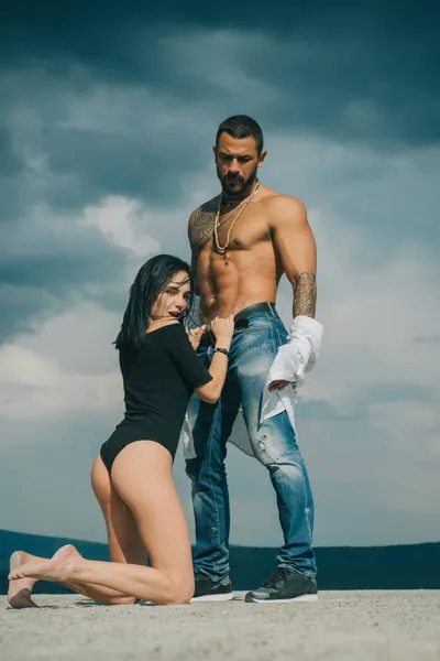 Sexy pareja de amantes en el fondo del cielo azul. Pareja amorosa romántica enamorada sintiendo romance, mujer y hombre disfrutando del amor. Bonito cupón. —  Fotos de Stock