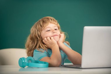 Online derste matematik okuyan bir öğrenci, online eğitim. Okul çocuğu ders hayal ediyor..