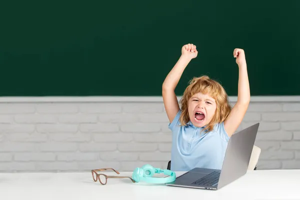 Miúdo da escola primária zangado e triste. Aluno gritando gritando na sala de aula. Mau menino da escola. — Fotografia de Stock