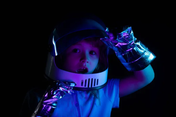 Enfant garçon s'imagine être un astronaute dans un casque spatial. Gros plan excité enfants visage. — Photo