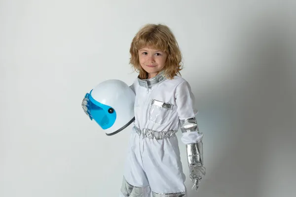 Niño jugando a ser un astronauta con casco espacial y traje de metal. Pequeño astronauta. — Foto de Stock