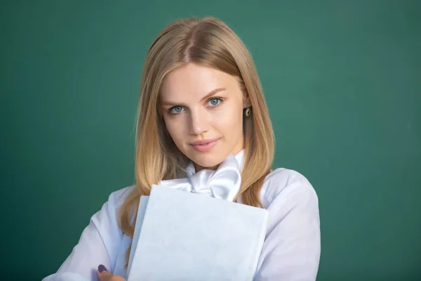 Nahaufnahme Porträt einer hübschen blonden Studentin in der Schule oder Universität. — Stockfoto