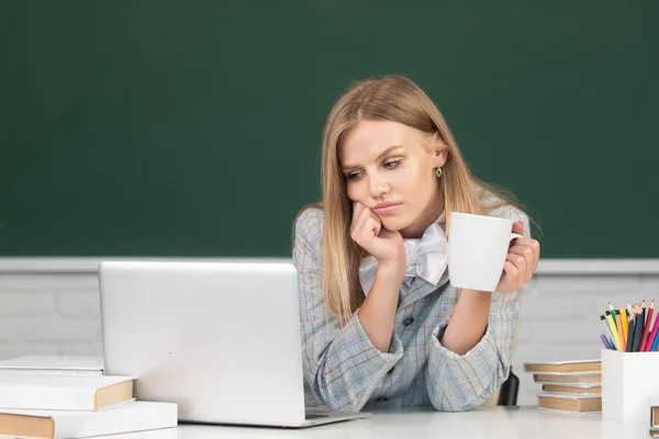 Πορτρέτο του μαθήματος σπουδών θηλέων φοιτητών πανεπιστημίου, πίνοντας καφέ ή τσάι στο σχολείο ή το πανεπιστήμιο. — Φωτογραφία Αρχείου