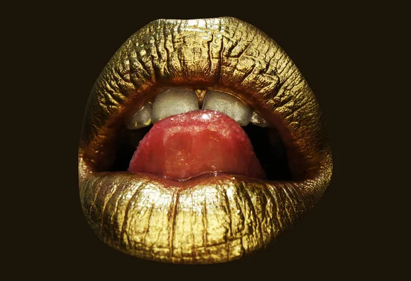 Gouden lippen, gouden lipgloss op sexy lippen, metalen mond. Schoonheidsvrouw make-up close-up. Creatieve lippenstift. — Stockfoto