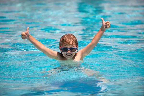 Niño excitado en gafas de sol en la piscina en el día de verano. Niño en la piscina. —  Fotos de Stock