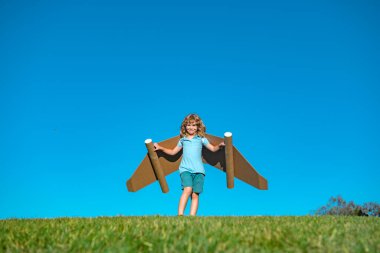Dışarıda oyuncak jetpack 'i olan bir çocuk. Yeşil yay tarlasında karton kanatlarla oynayan bir çocuk. Bahar yolculuğu ve macera. Çocukların başarısı ve lideri, başlangıç konsepti.
