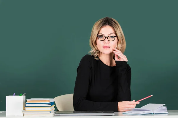 Lehrer im Klassenzimmer an der Universität oder Hochschule. Lektion Seminar Fähigkeiten. Bildungs- und Nachhilfekonzept. — Stockfoto