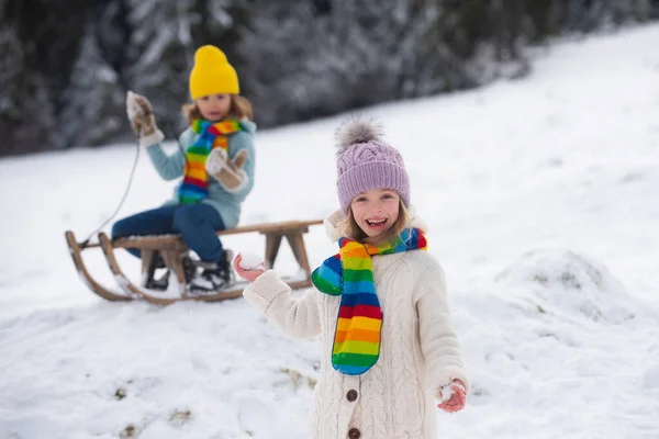 Enfant fille appréciant boule de neige jouer à l'extérieur. Des enfants traînent dans les Alpes en hiver. Amusement en plein air pour les vacances de Noël en famille. — Photo