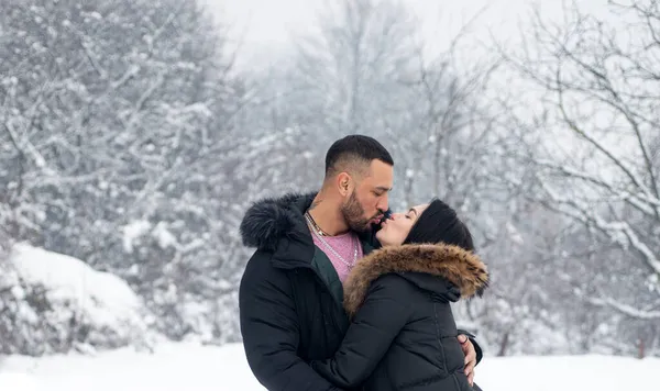 Casal apaixonado, amantes sensuais beijando e abraçando no inverno ao ar livre. — Fotografia de Stock