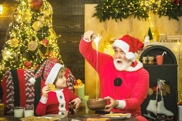 할아버지와 손자는 실내 크리스마스 트리 근처에서 즐겁게 지낸다. 산타 조수. 귀여운 아이가 진저브레드 쿠키를 만든다. — 스톡 사진