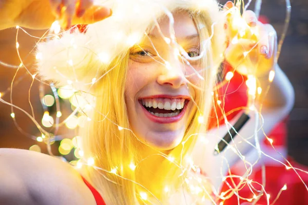 Noel mucizesi sihirli ışıkları. Gülümseyen sarışın Noel Baba kızı. Kar Kızı kostümlü seksi kadın.. — Stok fotoğraf