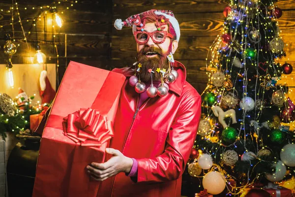 Divertido hombre de Santa con ropa de invierno. Santa desea feliz Navidad y celebrar regalo de Navidad. —  Fotos de Stock