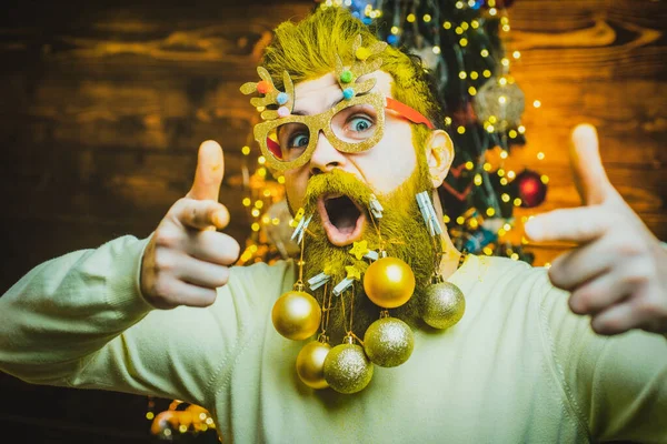 Grappige kerstman die naar je wijst. Kerst- en nieuwjaarsvakantie. Gek leuk gezicht. — Stockfoto