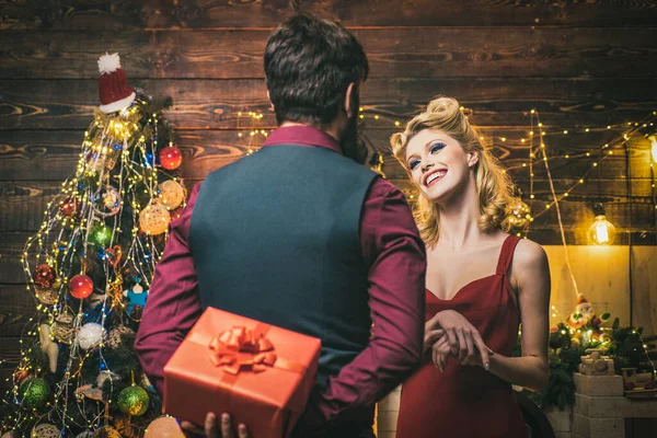 Surprised christmas couple. Family couple celebrating new year or Christmas. Excited and happy emotions. — Stock Photo, Image
