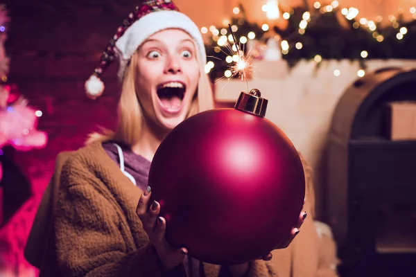 Natal feriados venda descontos. Cara de expressão. Mulher segura bomba. Natal louco e Feliz Ano Novo. Cara cómica maluca. Jovem mulher engraçada piscar. Um grimace cómico. Emoções de bomba. — Fotografia de Stock