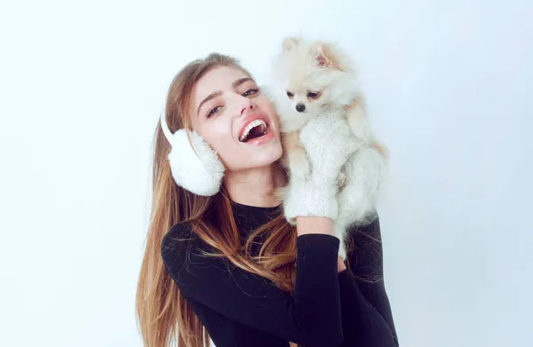 Mulher de Natal com spitz pomeranian animal de estimação em luvas de inverno e orelhas no fundo branco. — Fotografia de Stock