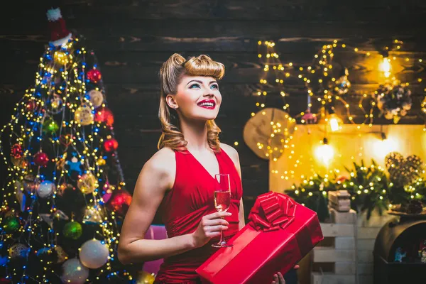 Modevrouw in kerstjurk bij de kerstboom. Kerstvoorbereiding luxe meisje vieren nieuw jaar. — Stockfoto