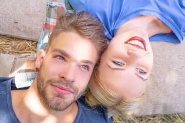 Mutlu çiftler yüz yüze ve Sevgililer Günü. Genç aşık bir çift birlikte zaman geçirir. Erkeğin kucaklaşması ve şehvetli bir kadını öpmesi. Üst görünüm.