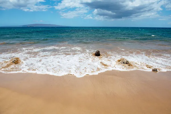 Onda blu oceano sulla spiaggia sabbiosa. Spiaggia al tramonto ora legale. Paesaggio balneare. Mare tropicale, calma, tranquilla e rilassante luce del sole. — Foto Stock