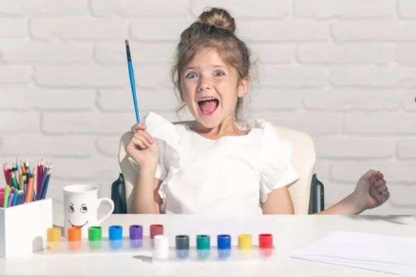 Emoções de crianças engraçadas. Meninas desenhando um colorido imagens com lápis lápis lápis na sala de aula da escola. A pintar miúdos. Crianças arte e artesanato educação. — Fotografia de Stock