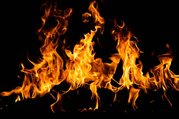 Yangın alevi siyah arkaplanda izole edildi. Alevler, soyut doku. Ateş deseni için sanat tasarımı, alev dokusu. — Stok fotoğraf