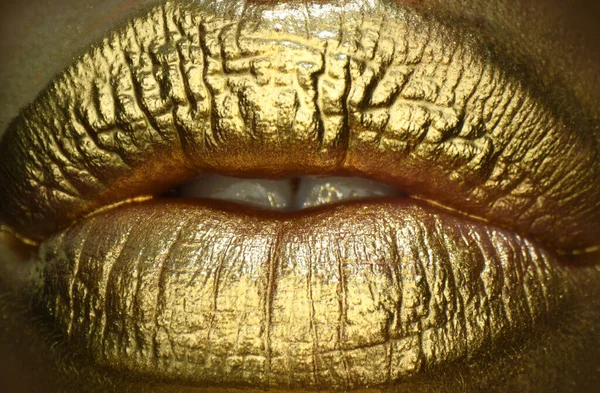 Glossy luxury mouth. Golden make up. Colorful sexy lips, golden art. Gold bright make-up in lips. — Stock Photo, Image